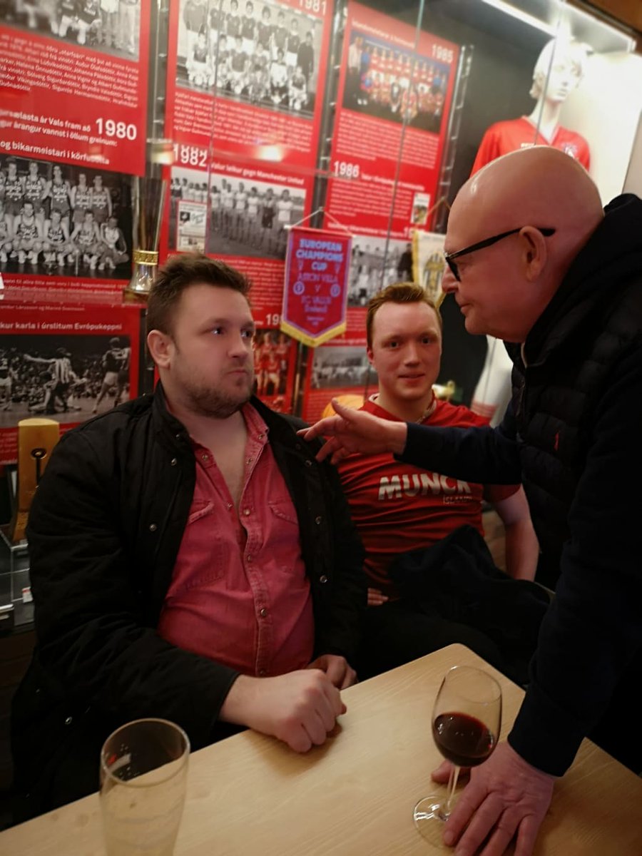 þegar gaupi mætir með rauðvínsglasið þá hlusta menn
<a href="/tommisteindors/">Tómas</a>