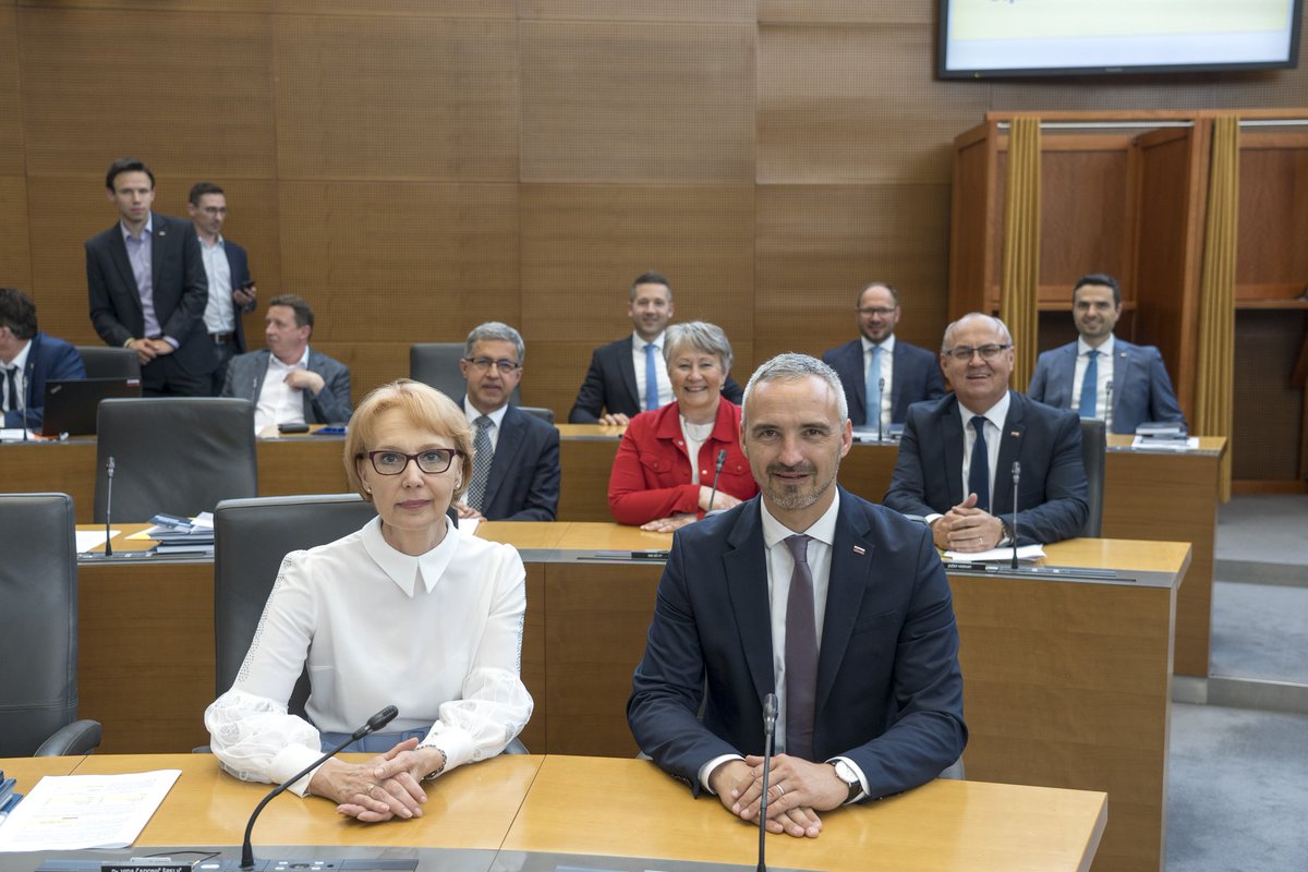 MatejTonin's tweet photo. Z delom je začela novoizvoljena poslanska skupina @NovaSlovenija. Tudi v tem mandatu bomo usmerjeni v dobro 🇸🇮 & skozi spoštljiv dialog zagovarjali:
🔵 močno gospodarstvo &
🔵 vsem dostopno javno zdravstvo
🔵 varna 🇸🇮
🔵 več veselja do življenja!
#odlocnonaprej #verjamem https://t.co/yOxv3y5bzb
