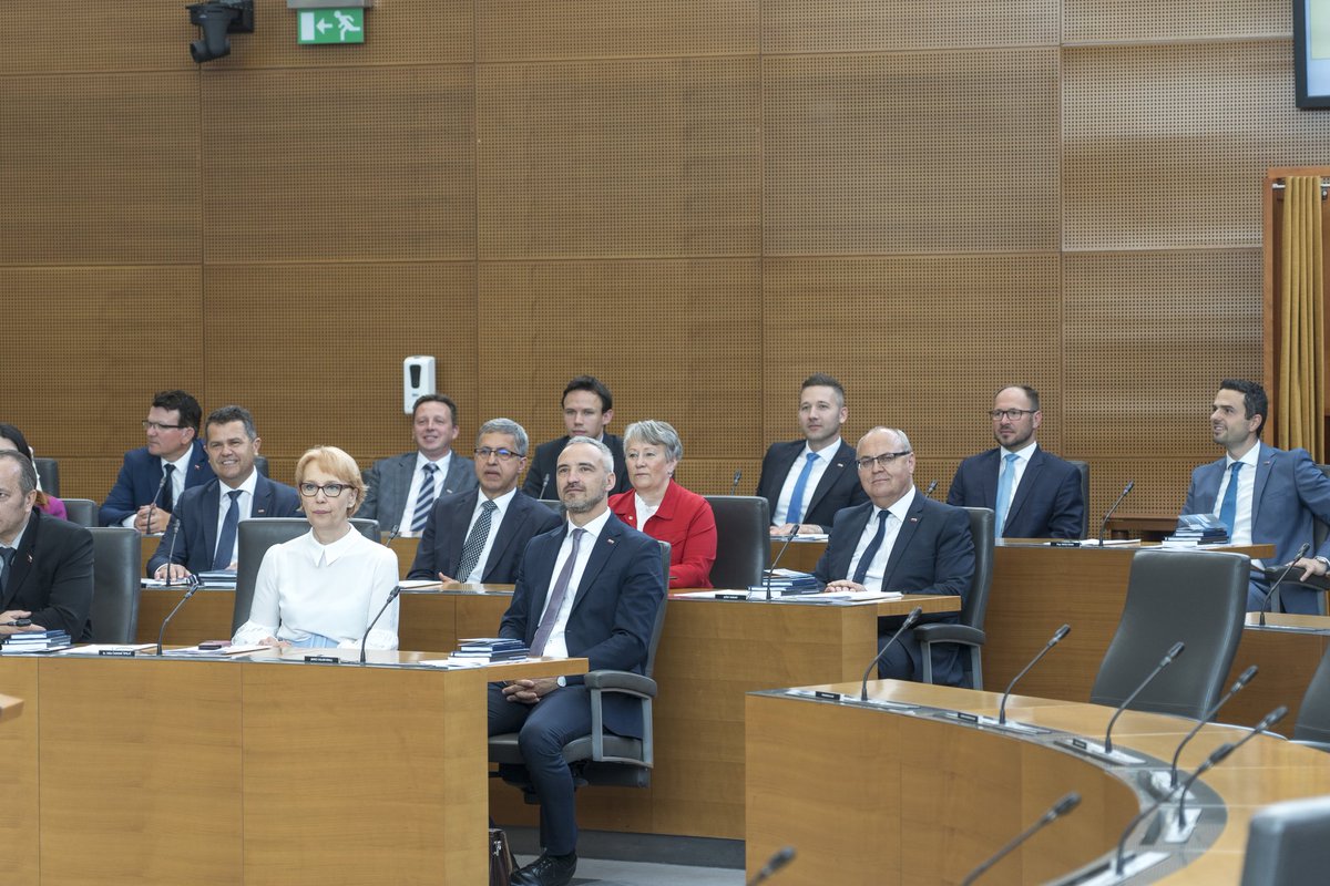 MatejTonin's tweet photo. Z delom je začela novoizvoljena poslanska skupina @NovaSlovenija. Tudi v tem mandatu bomo usmerjeni v dobro 🇸🇮 & skozi spoštljiv dialog zagovarjali:
🔵 močno gospodarstvo &
🔵 vsem dostopno javno zdravstvo
🔵 varna 🇸🇮
🔵 več veselja do življenja!
#odlocnonaprej #verjamem https://t.co/yOxv3y5bzb