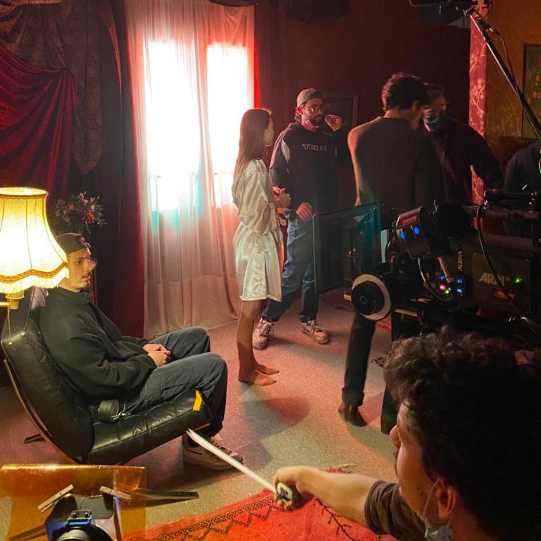 [DÉCORS TOURNAGES ÉTUDIANTS]

🛏️ Nos étudiants tournent leurs films dans notre studio et choisissent leur décor par thème.

👨 Aujourd’hui, découvrez les coulisses d’un tournage dans une chambre d'adolescent

#décor #decorcinema #chambre #adolescent #studio #tournage #cinema