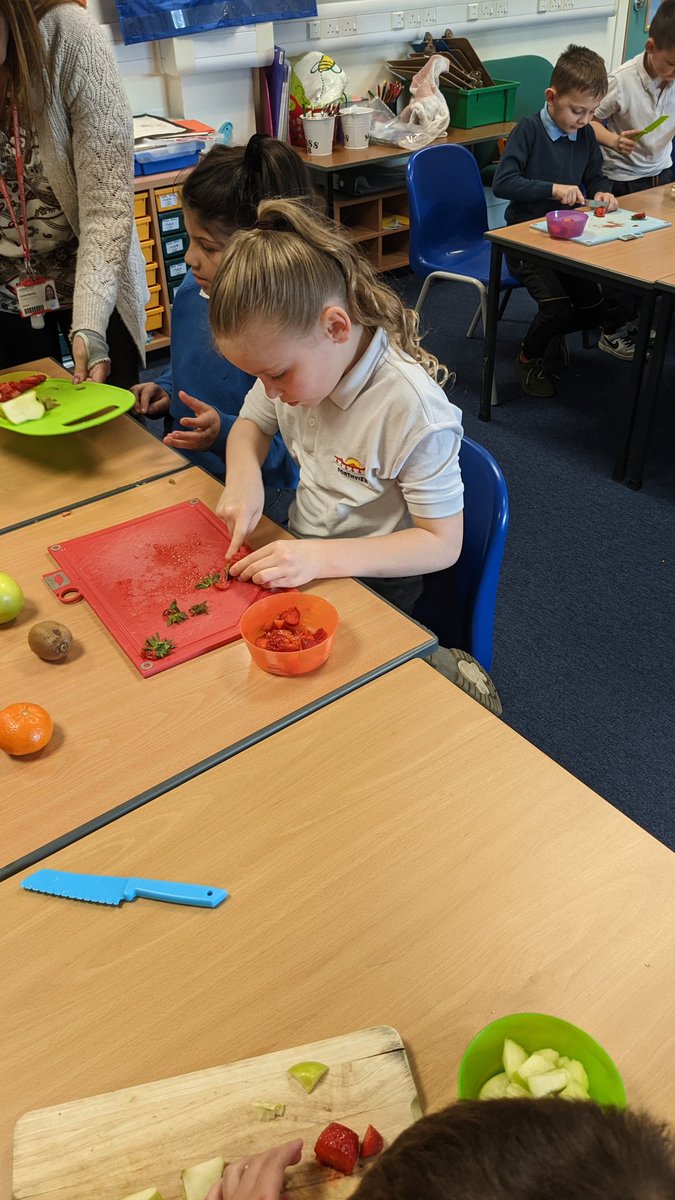 forthview_ps's tweet photo. Our P3s really enjoyed preparing their own fruit salads this week. Yummy! https://t.co/6NqO2N7a7h