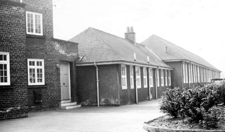 barbarabennett8's tweet photo. @LynPaul6 thought you'd like to see this photo of your old school taken in about 1967 - I think you mentioned Sharston in a previous post a while ago xx https://t.co/GVARfookQF