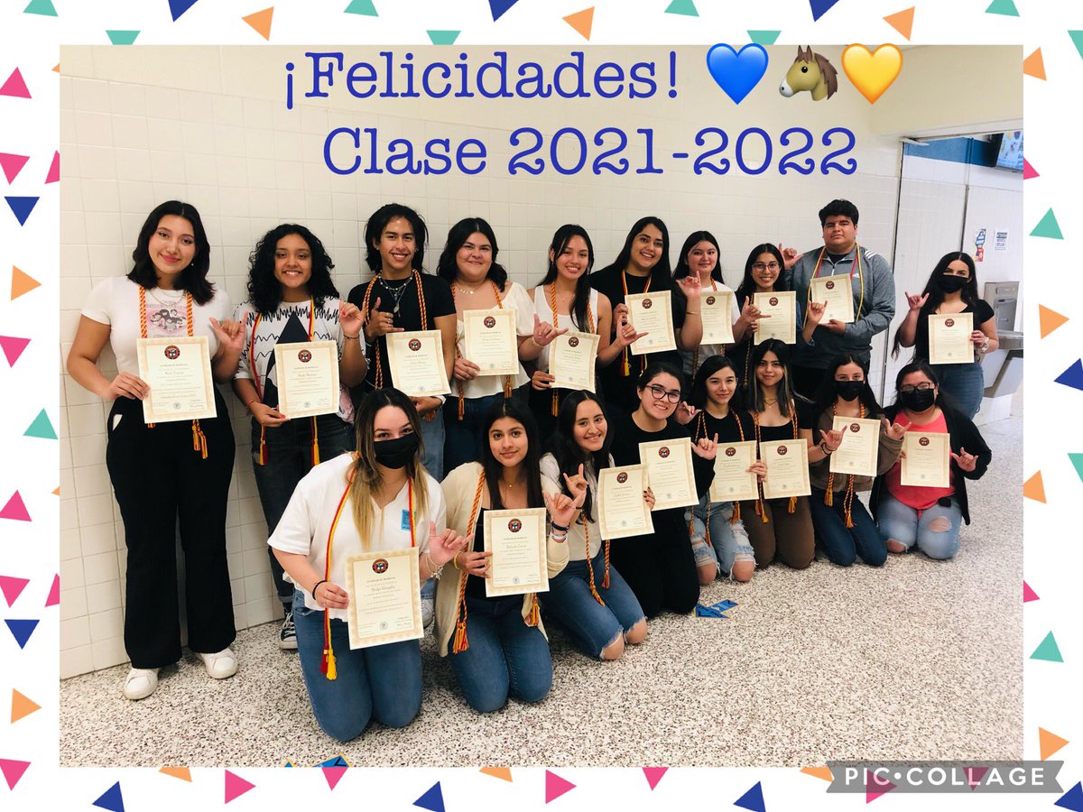 Memorial_SHH's tweet photo. 💙💛🐴 Ayer en la última junta del año los miembros recibieron sus certificados y los Seniors 2022 sus cordones de honor. Además, felicidades a Nicte Treviño, por ser la seleccionada en recibir la beca de este año. ¡Que vengan muchos logros más 🎊! #GoMustangs https://t.co/HIv5AsJOk8