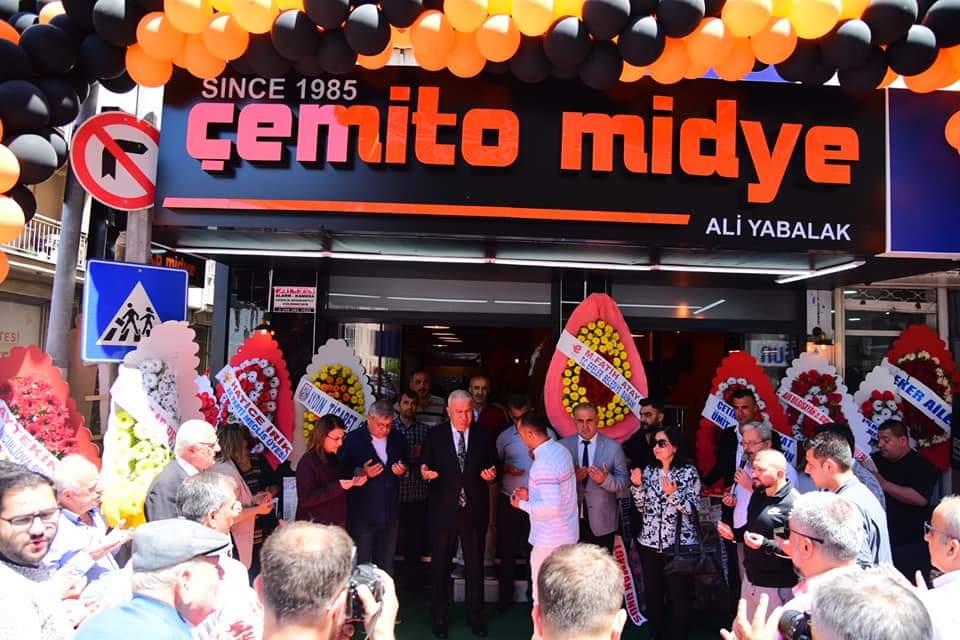 Dualarla midyeci açmak da ne bileyim biraz tuhaf olmuyor mu, millet ittifakına her şey mübah... 🤔🤔