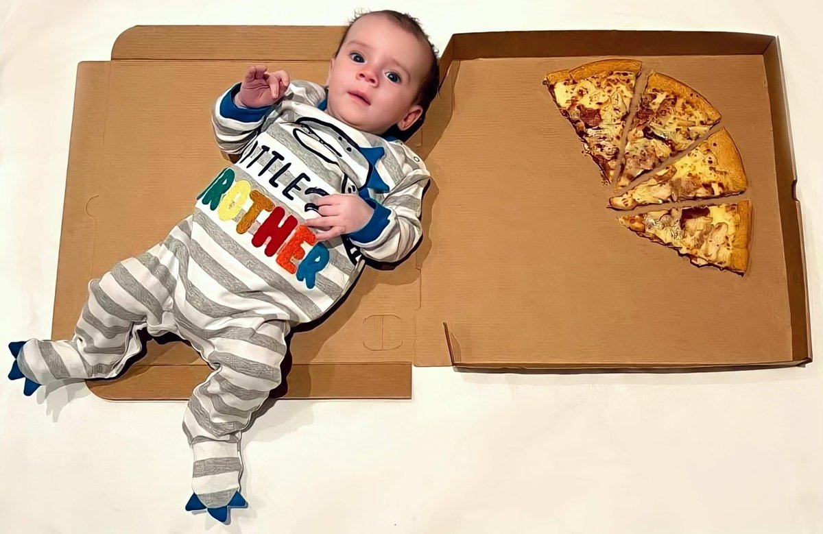 Rosemary_Murphy's tweet photo. A day late sharing the photo because I was/am feeling sorry for myself! 

But here it is-

Months in Pizza-Month 4 💙

#milestonepic #Dion #JanuaryBaby https://t.co/KtRONZNp7c