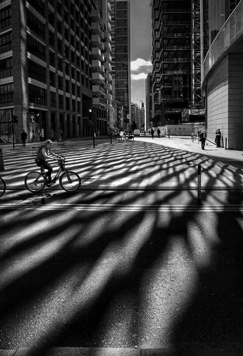 MikeyDeephotog1's tweet photo. Trapped in a prism, in a prism of light
.

Reflected light bouncing of Londons skyscrapers 
#London #streetphotography 
#blackandwhitephotography https://t.co/OHiZg6KLZt