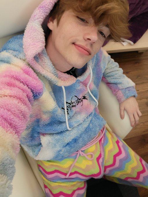 Gm who wants to kiss 🥱 https://t.co/LVb1PnOvoG