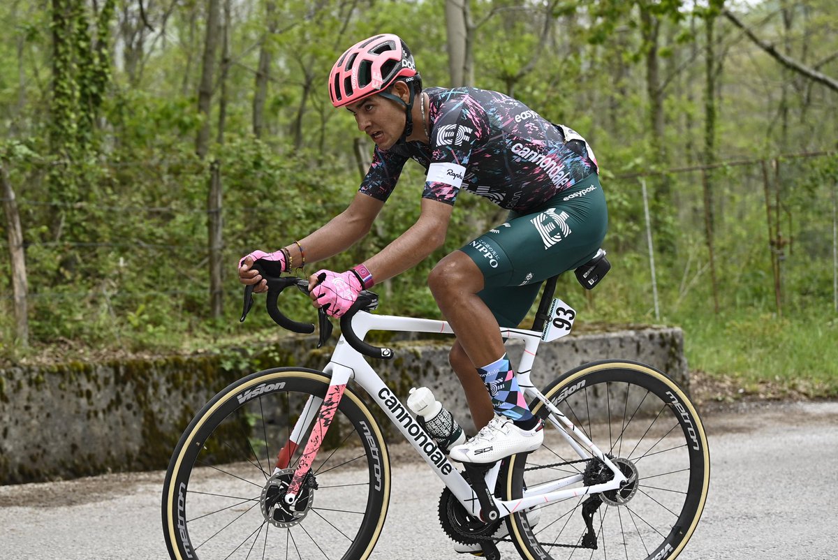 etapacol's tweet photo. A 30 km de meta en la etapa 7 del #GiroDeItalia2022 el colombiano Diego Camargo se quedó del grupo de fugados del día

¡Gran trabajo! 🇨🇴 https://t.co/D8gMcJqpyO