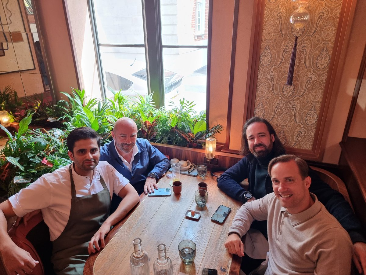 Not every day you meet the voices from your commute. I've been listening to them talk about football for at least the last 12 years! Lovely to have @acjimbo @JamesHorncastle @LaurensJulien and @honigstein in for lunch today.