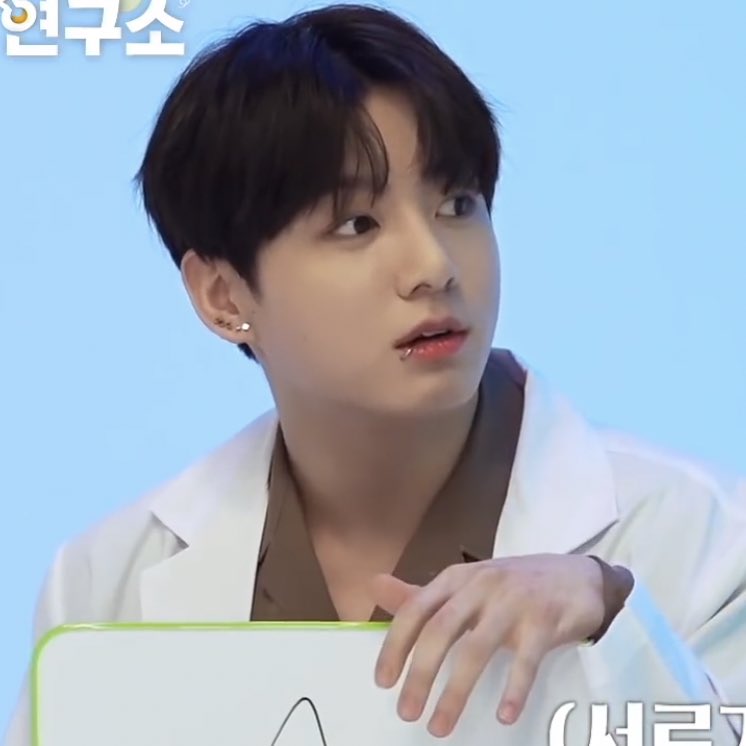 peachcrush_jk's tweet photo. 가운 입엇는데 왜케 귀여운건데 꾸꾸박사님 https://t.co/WI5B4uh4dV