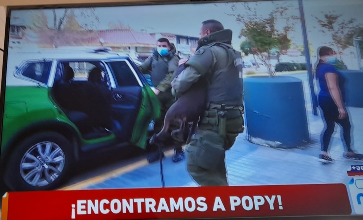 Benjami94719983's tweet photo. Los CHILENOS unidos en una buena causa No tiene precio!!! GRACIAS A CARABINEROS como SIEMPRE AYUDANDO A LA CIUDADANÍA 👏👏👏👏 ESTO ES lo que la CC NOS QUIERE QUITAR!!! #MuchoGustoMega https://t.co/OJpBLXOPy0