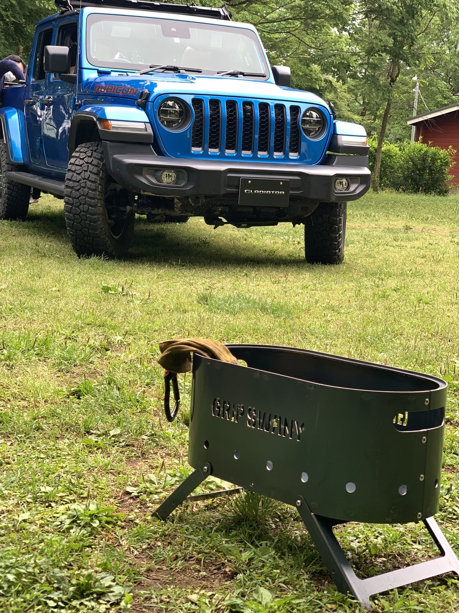 runrun1980's tweet photo. 新しいJEEPのPICK UPのモデル
GRADIATERにワイルドなGRIP SWANYの
焚き火台
どちらも武骨なスタイルで合うわ
@jeep_japan_official
@gripswany
#jeep
#jeepgladiator
#gladiatorrubicon
#4x4
#4wd
#pickuptruck
#gripswany
#outdoor
#mywork
#stlying
#kenichitaira
#平のgear
#焚き火台 https://t.co/OXSVCCy8kI