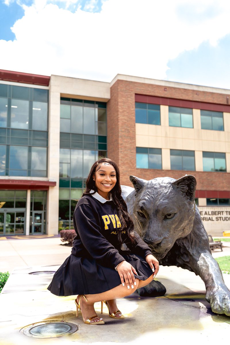 _LOVEnaee's tweet photo. Bachelor’s Loading… ⏳

Thank you God!!
May 14th at 8:30am 
#PVAMUGrad 💜💛💜 https://t.co/omNKKSq5nL