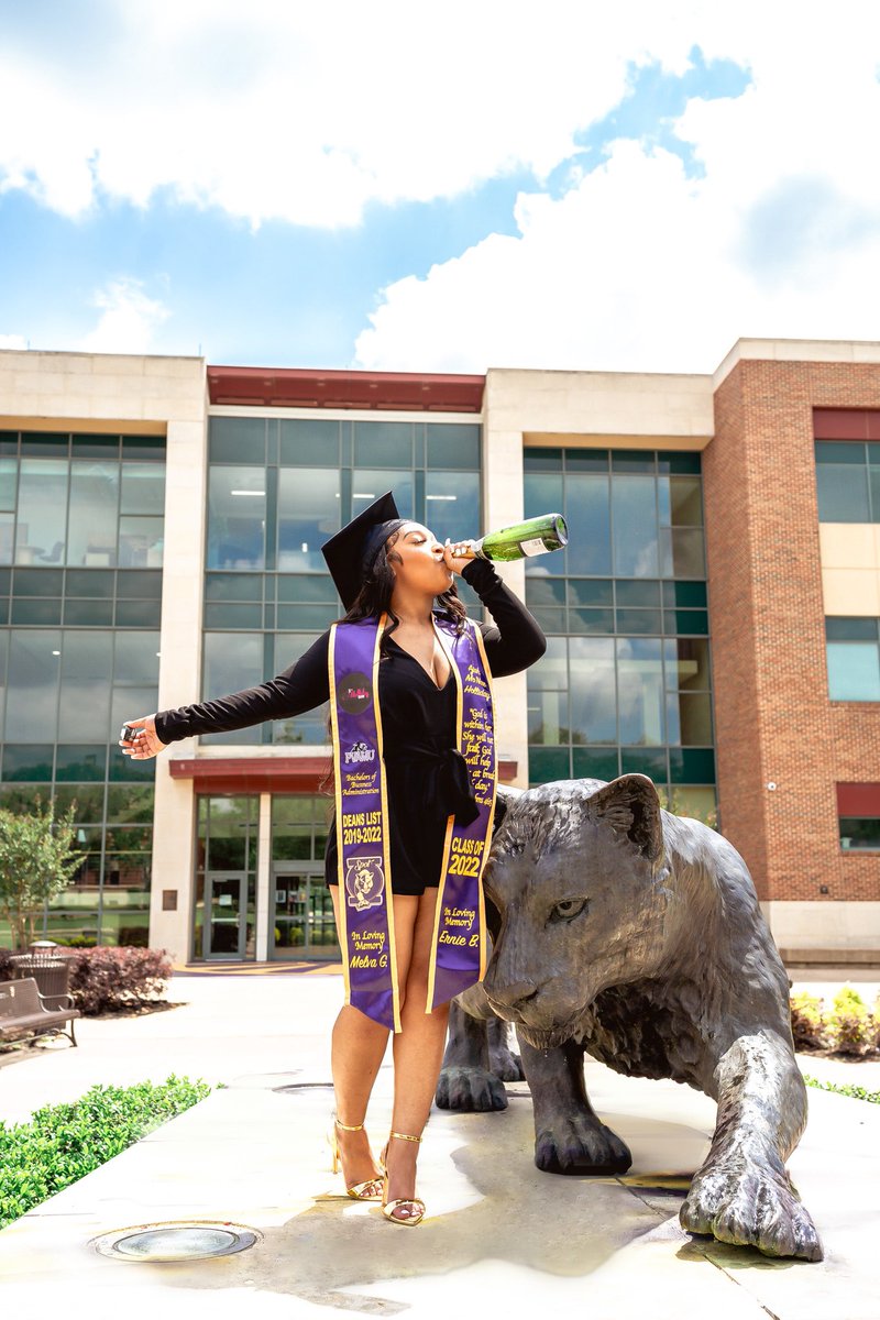 _LOVEnaee's tweet photo. Bachelor’s Loading… ⏳

Thank you God!!
May 14th at 8:30am 
#PVAMUGrad 💜💛💜 https://t.co/omNKKSq5nL