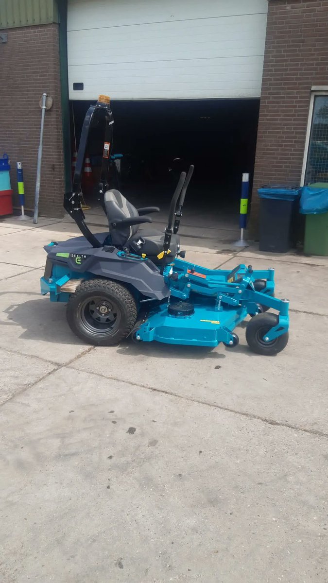 De kans is aanwezig dat u deze maaimachine tegen komt in Zoetermeer. Volledig electrisch. Milieuvriendelijk en stiller dan een motormaaier. Behoeft ook minder onderhoud. Geschikt op kleine stadstuinen en gazons met obstakels. #milieuvriendelijk #electrisch #zoetermeer #hoekgroen