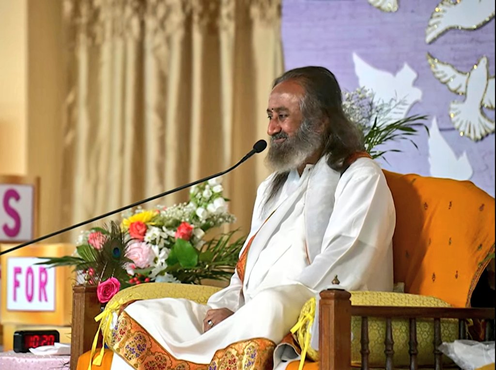 OfficeOfGurudev's tweet photo. Clicks from Art of Living Retreat Center at Boone 

Gurudev arrives to lead meditation.

#Now
#IStandForPeace https://t.co/BEPIzXL1mv