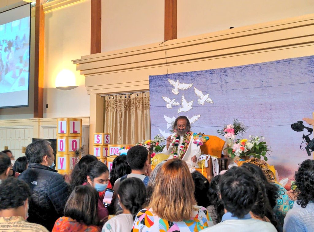 OfficeOfGurudev's tweet photo. Clicks from Art of Living Retreat Center at Boone 

Gurudev arrives to lead meditation.

#Now
#IStandForPeace https://t.co/BEPIzXL1mv