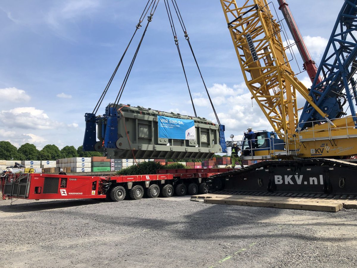 Amprion's tweet image. Der Erste ist auf dem Weg! #Amprion transportiert im Mai zwei #Transformatoren von @hitachienergy zur Umspannanlage Oberzier im @kreisdueren. In Köln hat ein Kran das 300-Tonnen-Bauteil vom Schiff umgeladen. Weiter geht es über die Schiene. Mehr Infos: 👉 amprion.net/Presse/Presse-…