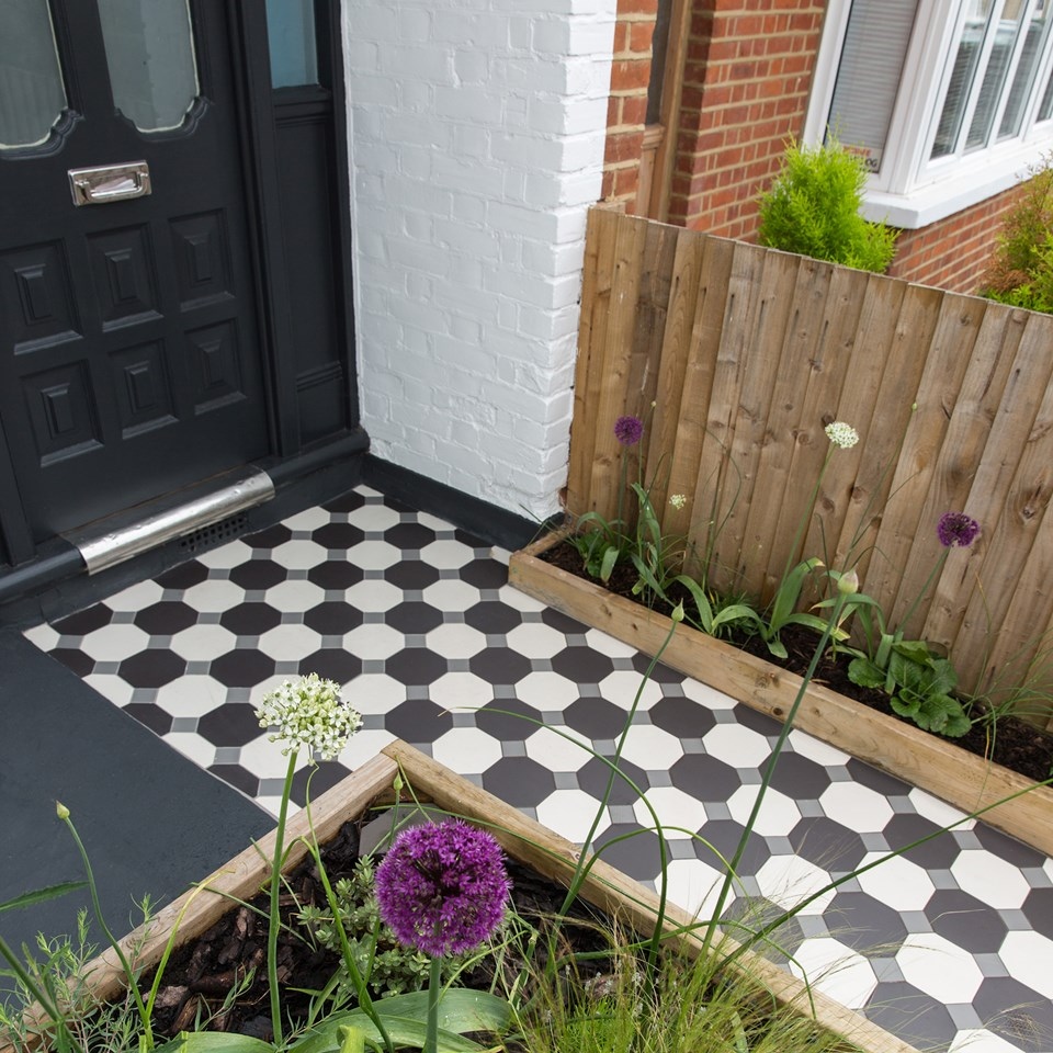 Victorian front garden in need of a spruce? We supply LOADS of period-style tiles that are perfect for refreshing a period pathways. How wonderful does this little combo look 😍 Featuring Pomeroy tiles from @originalstyleuk and beautiful purple/white alliums. #LoveVictorianTiles