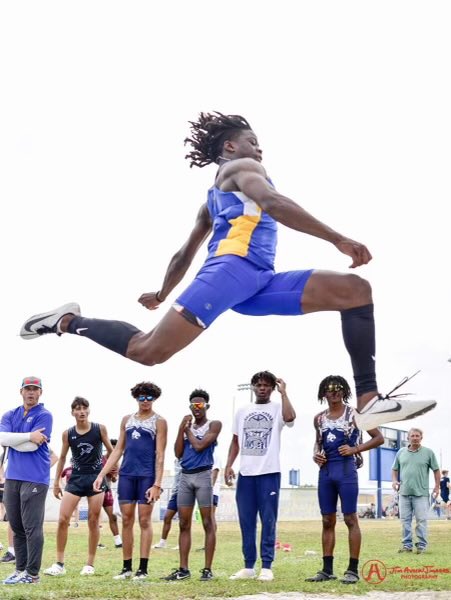 CoachCrouse44's tweet photo. FSHAA 3A State State Finals with @augustin_brayan 
Touch the Sky Today Kid! 
#highjump #trackandfield https://t.co/Ub5bbo0tdE
