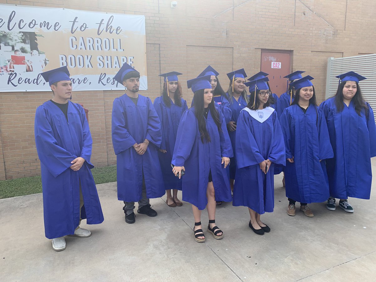 Awesome! Seniors return to old stumping ground at Carroll Elementary for “clap out” to celebrate upcoming graduation for 2022!