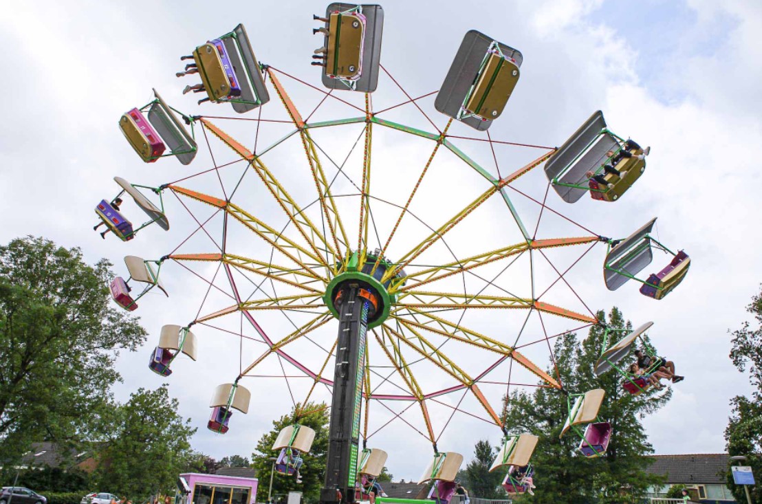 Van 11 t/m 18 #mei kunnen we weer zwieren, zwaaien en rondjes draaien op de Mega #Kermis in #Nijkerk. Er zijn super veel attracties, zoals de veertig hoge zweefmolen, de Space Jam, een #draaimolen, eendjes vissen, botsauto's en meer! 👉bit.ly/kermis-in-Nijk…