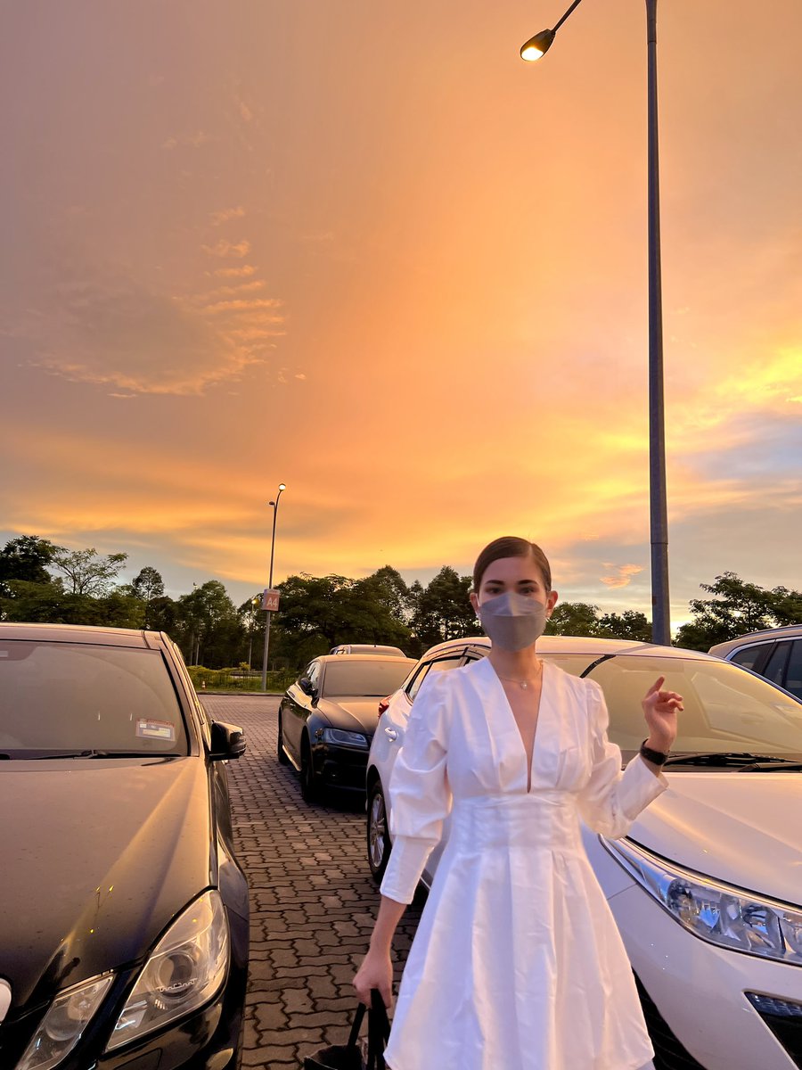 mariancarmelo's tweet photo. Romanticise your life, take pretty pictures, feel like the main character, light up a candle, read books, go for a walk, dance to your favorite music, buy yourself presents, do whatever you want, be happy - this is your life, don’t let anyone take it from you https://t.co/F0snCJWss9