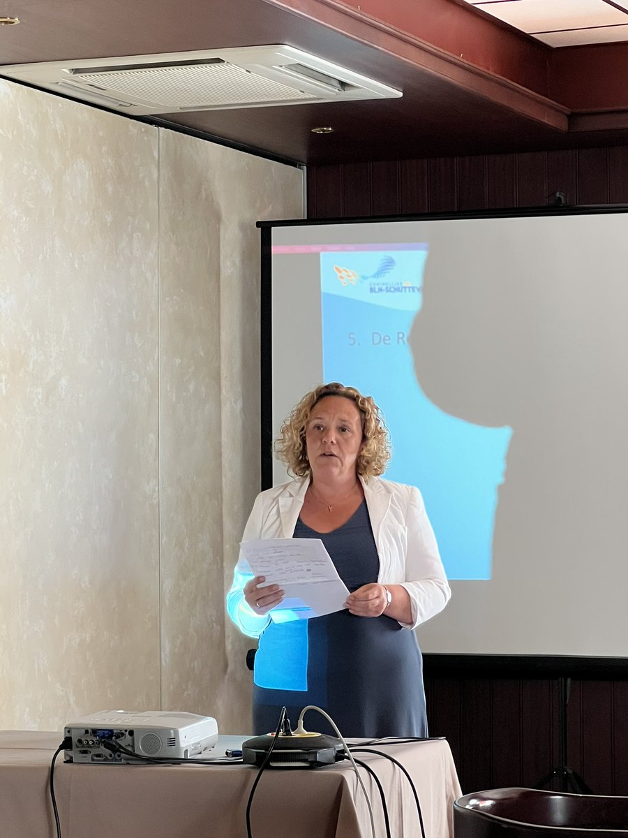 Fiona Oomen vertelt over de werkzaamheden aan de Twentekanalen tijdens de jaarvergadering van IJsseldelta Zwartewater, de afdeling van SchippersVereniging Schuttevaer!