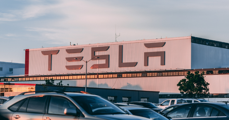 blinkist's tweet photo. When he’s not building rockets, boring tunnels beneath Los Angeles, or sending cars into space, Elon Musk reads a lot. Here are 9 nonfiction books he thinks we should all read.