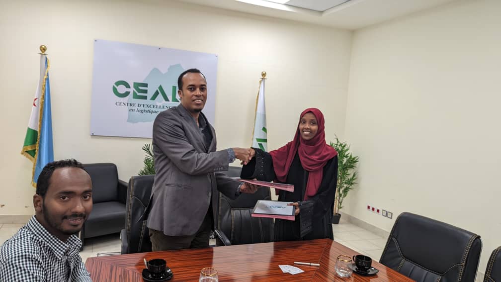 ecoloadjibouti's tweet photo. Signature mercredi 11 Mai 2022 par l'équipe du CEALT, Centre d'Excellence Africain en Logistique &amp; Transport de la charte @ecoloadjibouti.
Un beau partenariat &amp; un engagement fort pr la mise en œuvre d’actions en faveur de l’environnement. Bravo à tous!
@the_ACEProject #Djibouti https://t.co/heVWLRo5OJ
