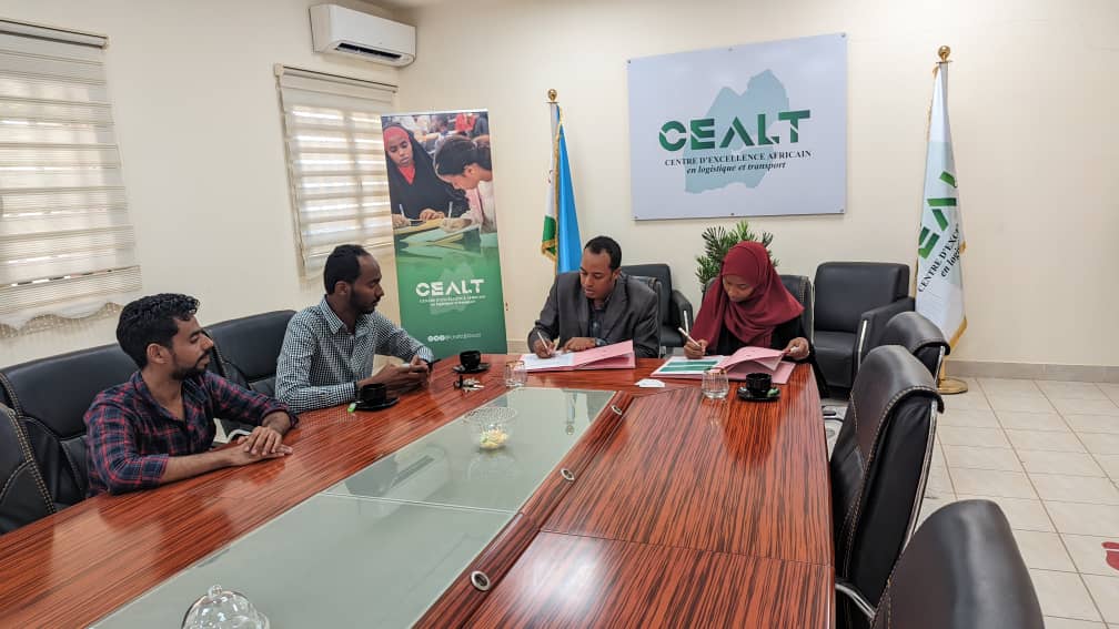 ecoloadjibouti's tweet photo. Signature mercredi 11 Mai 2022 par l'équipe du CEALT, Centre d'Excellence Africain en Logistique &amp; Transport de la charte @ecoloadjibouti.
Un beau partenariat &amp; un engagement fort pr la mise en œuvre d’actions en faveur de l’environnement. Bravo à tous!
@the_ACEProject #Djibouti https://t.co/heVWLRo5OJ