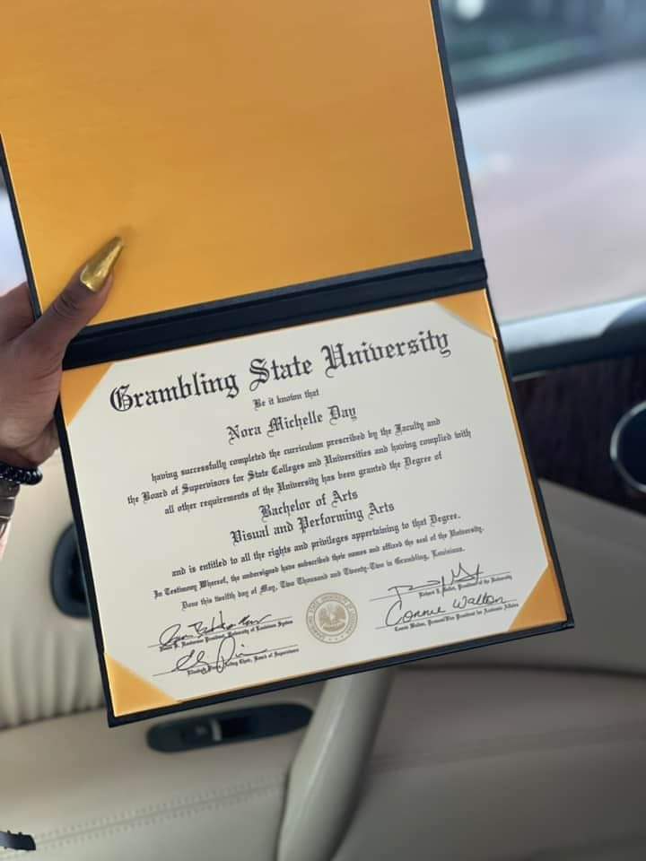 Being from the hood AND a first gen is the biggest flex I've ever had. Life was hard af, like only if yall knew SOME of my life stories. I'm so grateful I stuck this out for my family, mostly #GramFam22 #GramGrad