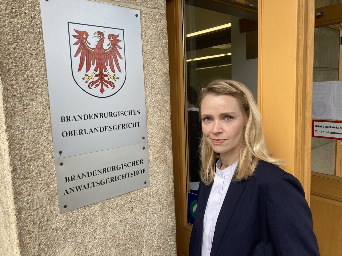 Diese Beamtin (40) soll wegen  Behördenfehlern, für die sie gar nichts kann, ihr Haus und Grundstück verlieren. Hier geschieht wirklich offenes Unrecht - und alle schauen zu. Ich hab sie ins Gericht begleitet: maz-online.de/brandenburg/wi…? #brandenburg #zwangsversteigerung