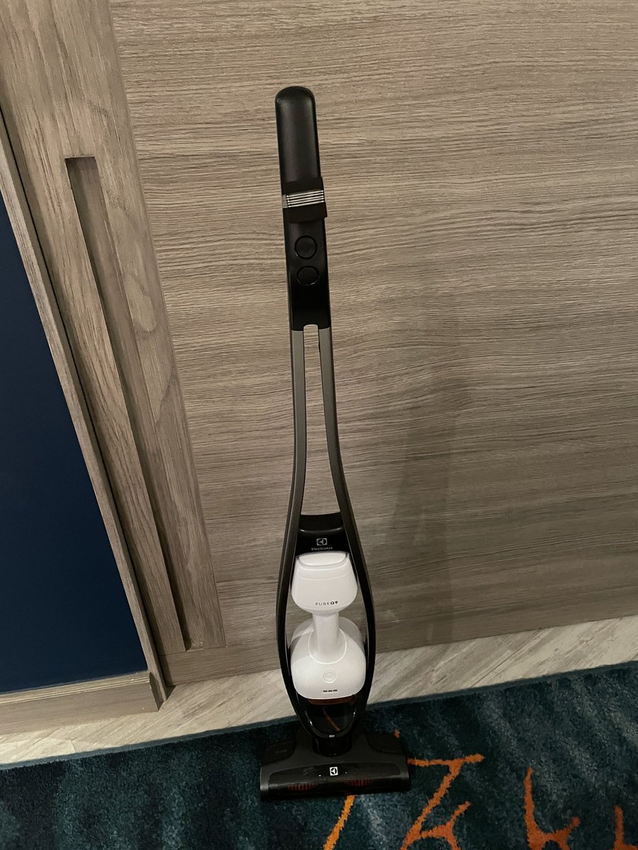 namkrnkmiinii's tweet image. ไปเจอเครื่องดูดฝุ่นไร้สายรุ่น Electrolux Pure Q 9มันคือสิ่งที่ควรมีติดห้อง ตัวเครื่องเป็นด้ามจับแล้วสามารถใช้แทนไม้กวาดทำความสะอาดได้เลย ถอดเครื่องออกมาใช้งานเฉพาะพื้นที่ได้ดัวย สะดวกเวลาดูดตามซอกมุมต่างๆ ใช้งานง่ายมาก