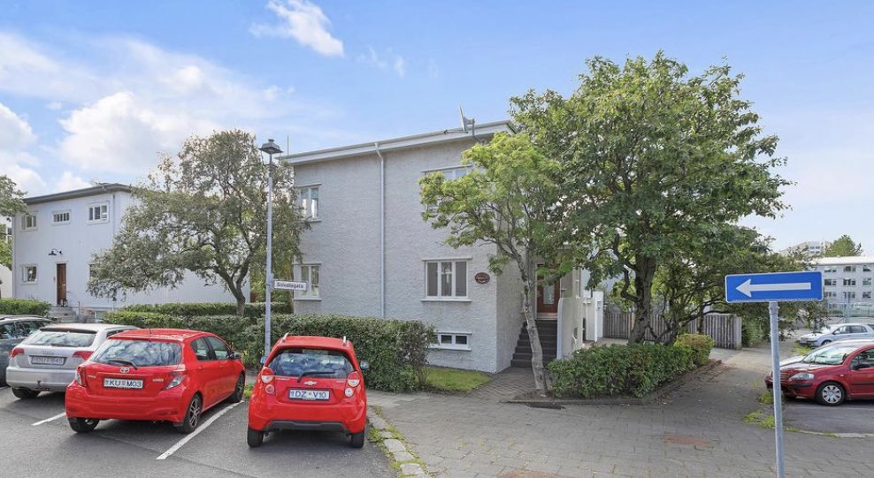 Nennir einhver geðbilaður KRingur sem gengur samt vel um að leigja húsið mitt? Væri mjög léttur með nokkur power retweet ef þið hafið tök á.

facebook.com/1574616362/pos…