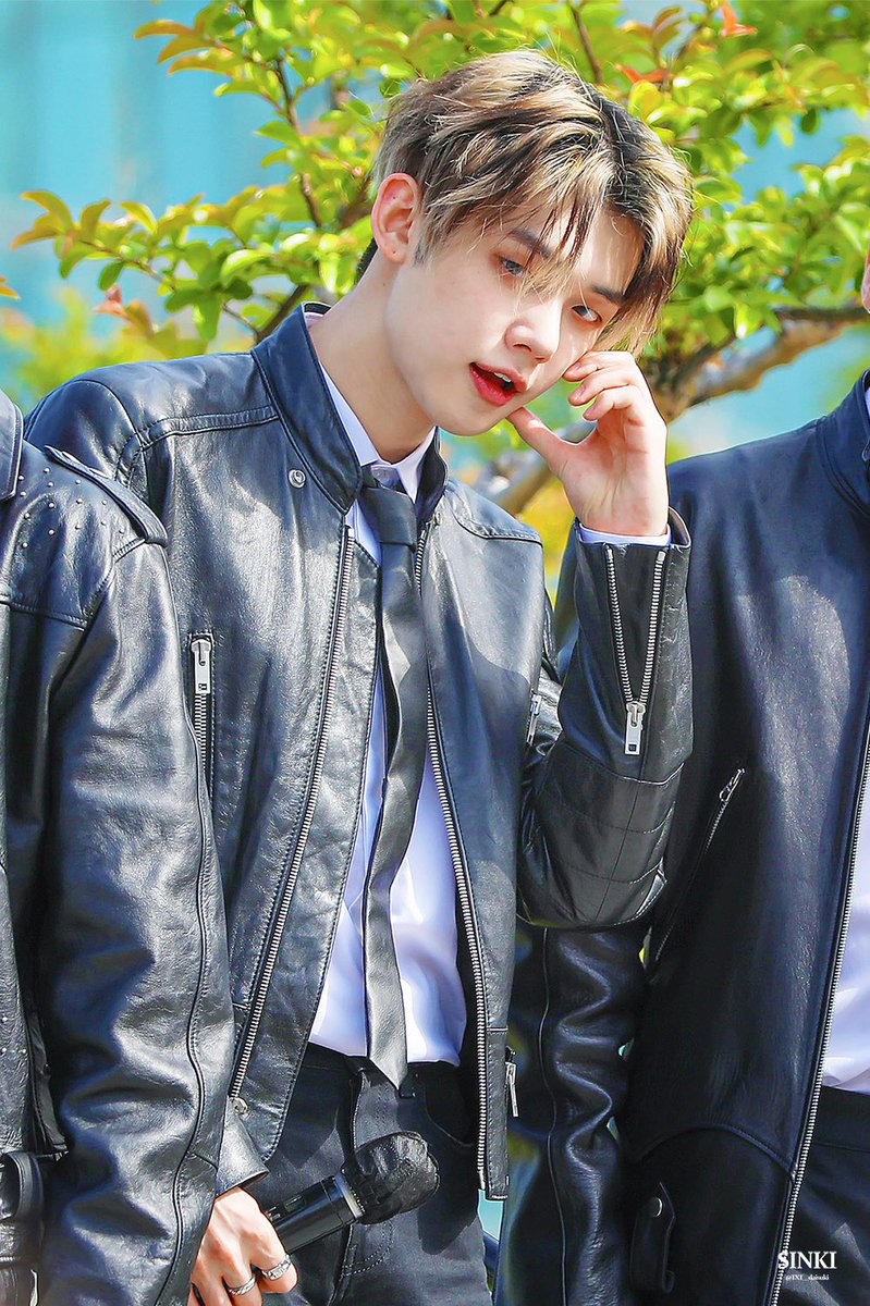 sinki0913's tweet photo. 220513 뮤뱅 미팬

🥺🥺

#투모로우바이투게더  
#TXT  #연준 #YEONJUN https://t.co/gLsZkIFKoM