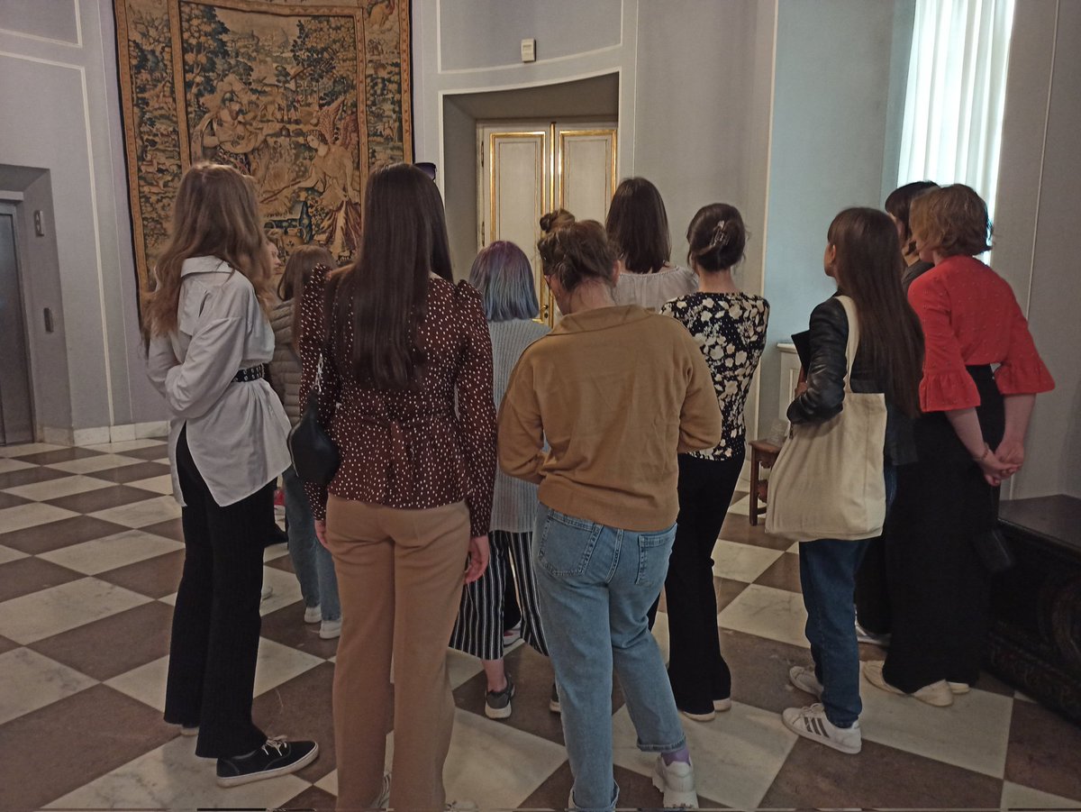 BWPMpolish's tweet photo. The last day of the project participants' stay in Warsaw and the guided tour to @Zamek_Krolewski😎👟☀
#NAWA #spinaker #UW #wydziałpolonistyki #ILP https://t.co/vGeXnk6Tmr