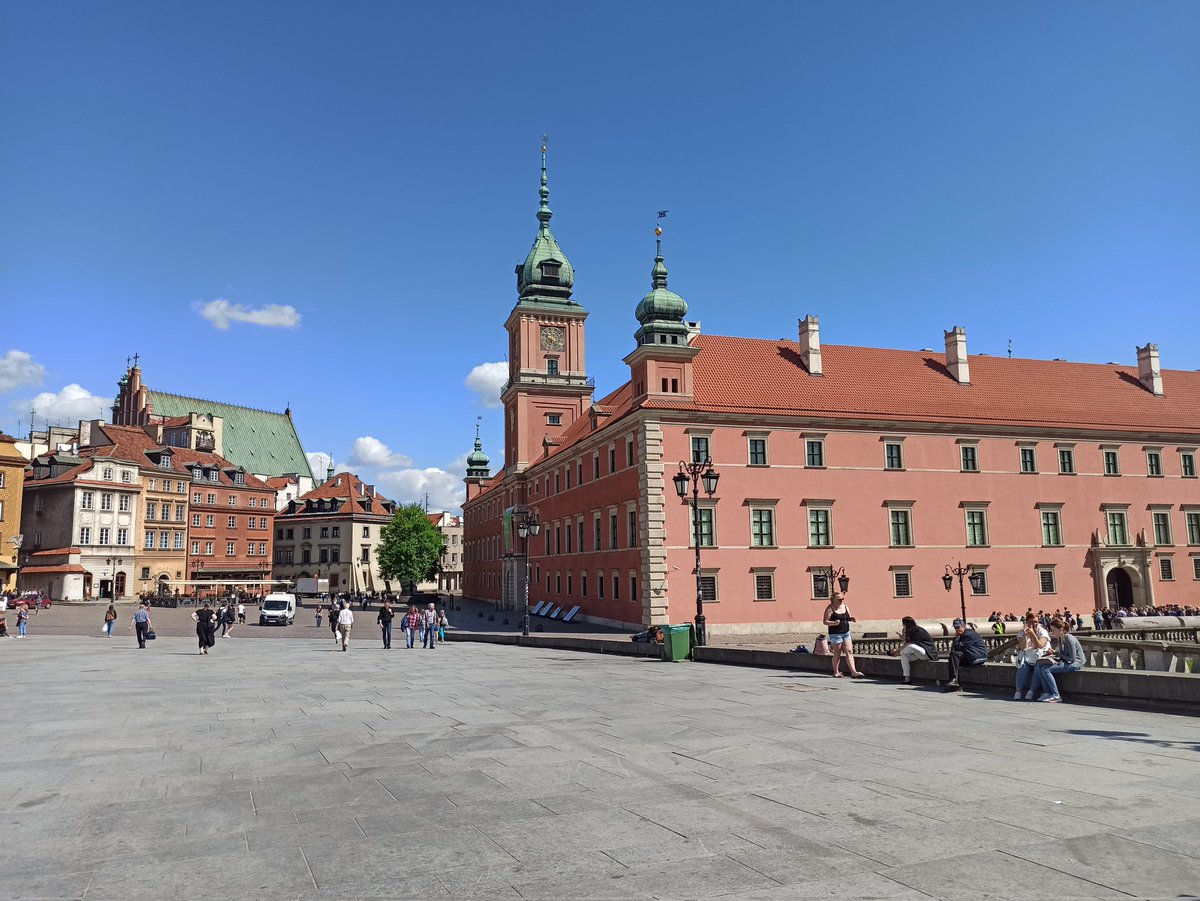 BWPMpolish's tweet photo. The last day of the project participants' stay in Warsaw and the guided tour to @Zamek_Krolewski😎👟☀
#NAWA #spinaker #UW #wydziałpolonistyki #ILP https://t.co/vGeXnk6Tmr