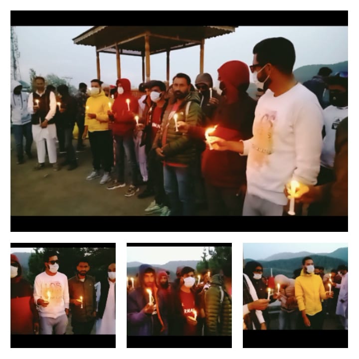 sdpotangmarg's tweet photo. Candlelight protest against recent innocent killings by Terrorists.
General public including various association traders/transporters in Tangmarg showing solidarity with the bereaved families. Together we can. https://t.co/BXcwSh9Zvz