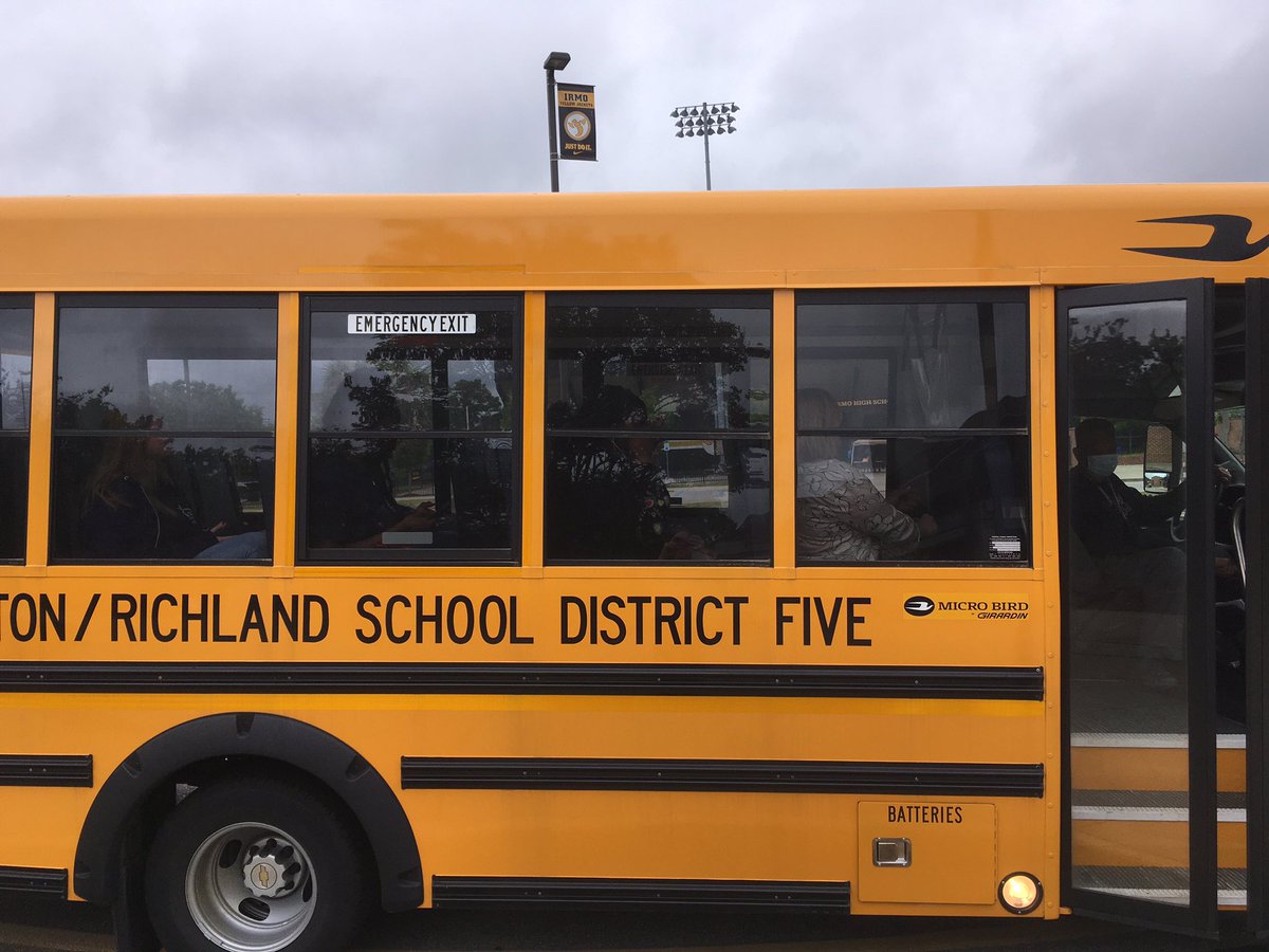 SarahIrmoSS's tweet photo. Waving to my students and colleague as they go to the @sccouncileconed awards luncheon! Proud of these kiddos!! #IrmoMagnet https://t.co/GNsochYX9O