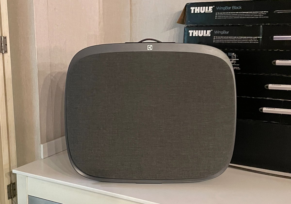 PminiTm's tweet image. ตอนแรกในห้องฝุ่นเยอะมากเพราะนี่เลี้ยงแมวตัวผลิตฝุ่นเลย จนมาเจอน้องเครื่องฟอกอากาศของelectrolux รุ่นwell a7 ห้องคือไม่ค่อยรู้สึกคัดจมูกเท่าเดิม คือน้องมีระบบกรองตั้ง5ชั้นอ่ะ ฝุ่นละแบคทีเรียคือตุยเรียบ น้องสั่งงานผ่านwifiได้ด้วย ดีไซน์สวย คุ้มมาก