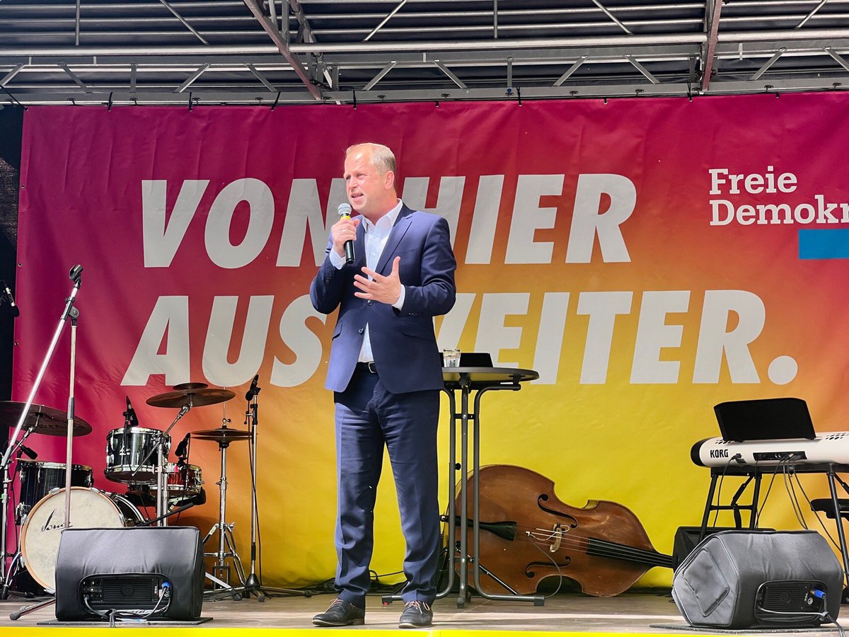 ZDFnrw's tweet photo. Buttermarkt in #Kempen - Mehrere Hundert Besucher. #FDP startet mit #Stamp und #Lindner in den Wahlkampfendspurt. Zwischenrufer mit Trillerpfeifen heißen sie  willkommen. @JoachimStamp: „Freie Meinungsäußerung ist bei den Liberalen immer möglich.“ #ltwnrw22  #nrwwahl2022 https://t.co/yp7SEky5co