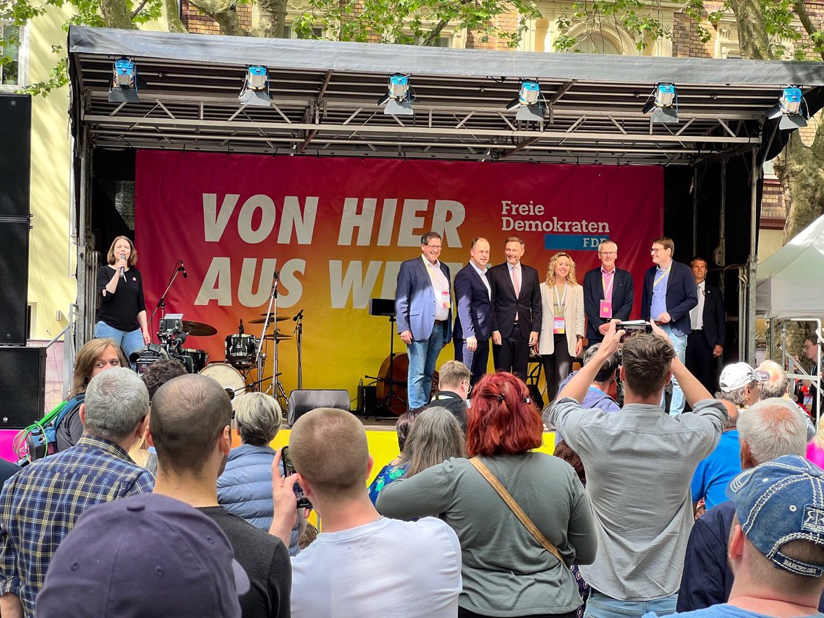 ZDFnrw's tweet photo. Buttermarkt in #Kempen - Mehrere Hundert Besucher. #FDP startet mit #Stamp und #Lindner in den Wahlkampfendspurt. Zwischenrufer mit Trillerpfeifen heißen sie  willkommen. @JoachimStamp: „Freie Meinungsäußerung ist bei den Liberalen immer möglich.“ #ltwnrw22  #nrwwahl2022 https://t.co/yp7SEky5co