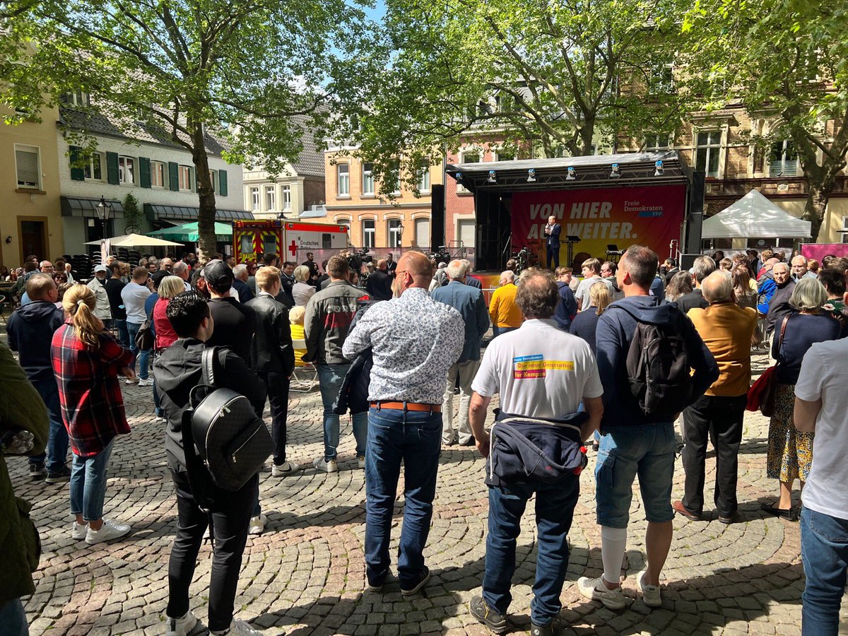 ZDFnrw's tweet photo. Buttermarkt in #Kempen - Mehrere Hundert Besucher. #FDP startet mit #Stamp und #Lindner in den Wahlkampfendspurt. Zwischenrufer mit Trillerpfeifen heißen sie  willkommen. @JoachimStamp: „Freie Meinungsäußerung ist bei den Liberalen immer möglich.“ #ltwnrw22  #nrwwahl2022 https://t.co/yp7SEky5co