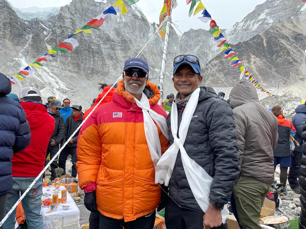 BernamaTV's tweet photo. Dua rakyat Malaysia, Ravichandran Tharumalingam,57,  dan Elanghovan Nachimuthu, 64, berjaya menawan Gunung Everest, gunung tertinggi di dunia, pada Khamis https://t.co/GUKTiv8QgL
