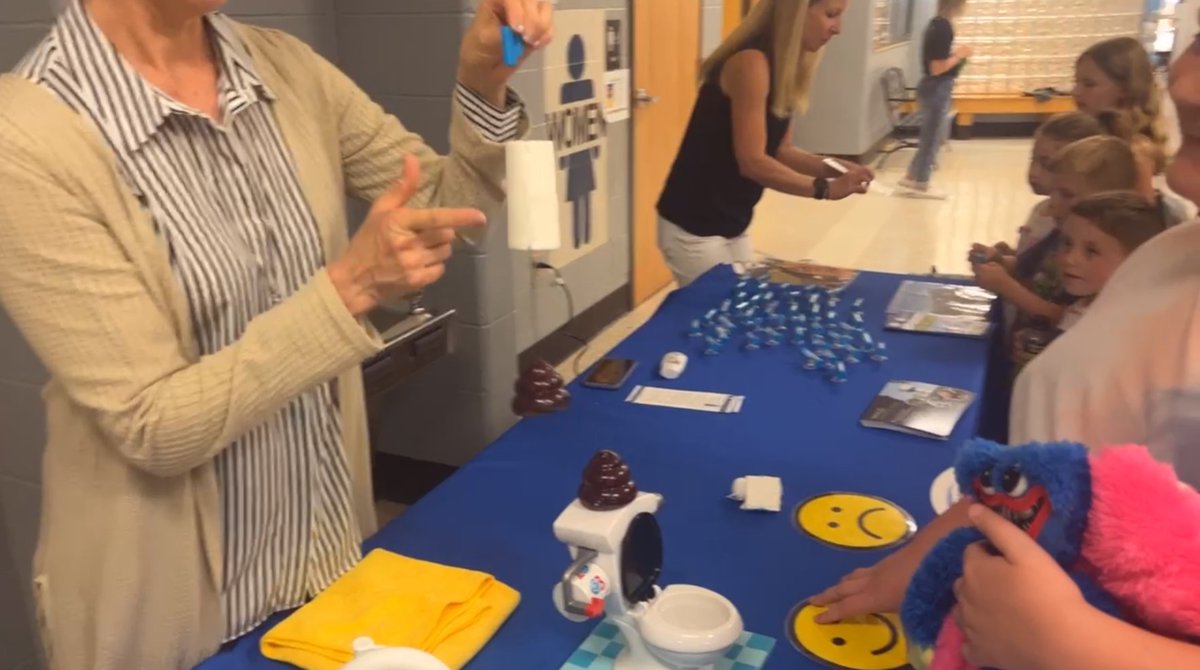 WHUD_H20's tweet photo. Nothing beats talking about the 3Ps with elementary students.😂Had a blast at @bluedevilstoo first STEM Night. @sumnerstem 

#waterislife #STEMeducation https://t.co/uSva2tB9Ev