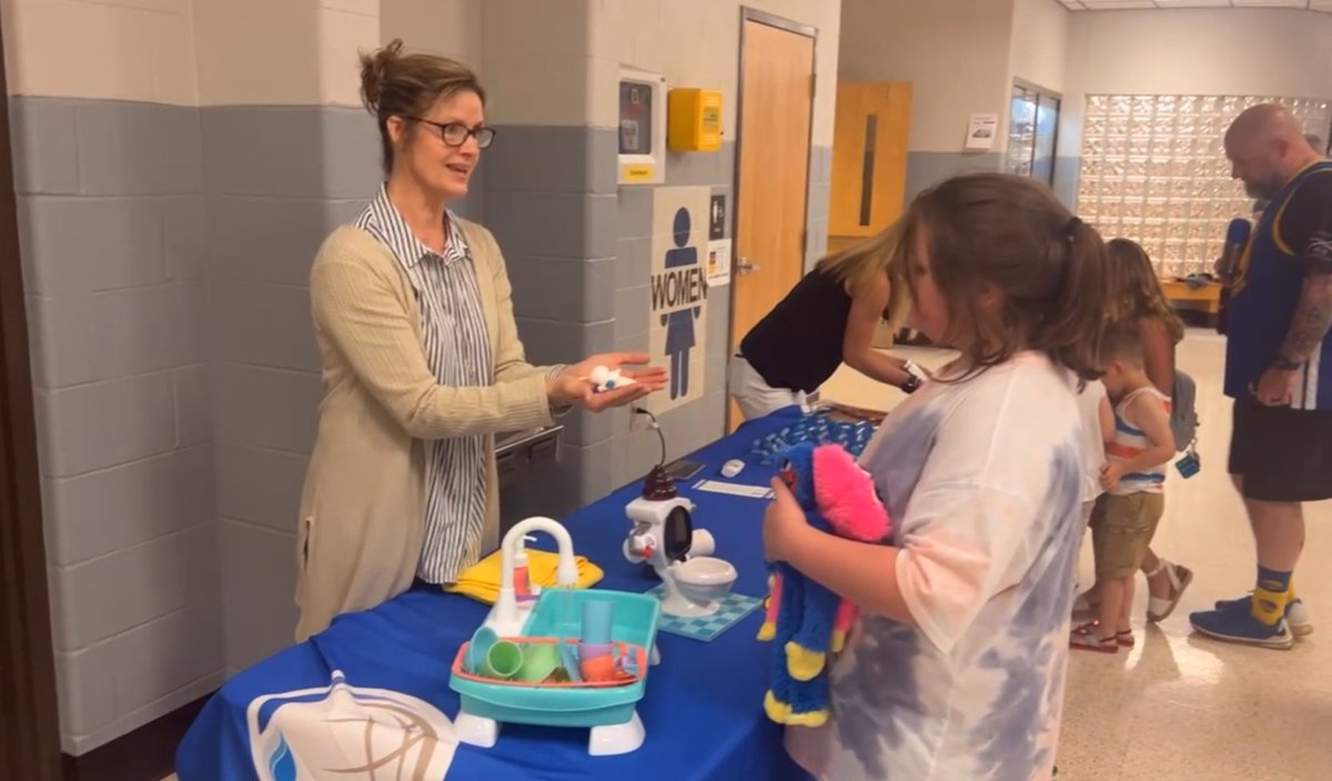 WHUD_H20's tweet photo. Nothing beats talking about the 3Ps with elementary students.😂Had a blast at @bluedevilstoo first STEM Night. @sumnerstem 

#waterislife #STEMeducation https://t.co/uSva2tB9Ev