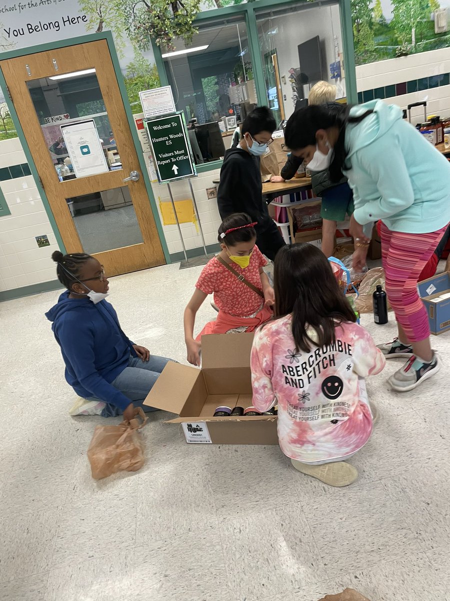 HWES_MrsEpps's tweet photo. Fourth graders participate in #servicelearning @HuntersWoodsES to organize Stuff the Bus donations for the SLHS food pantry @FCPSRegion1 #globalandethicalcitizens #4thgraderocks #gooddayswork https://t.co/HNNFC2qTXG