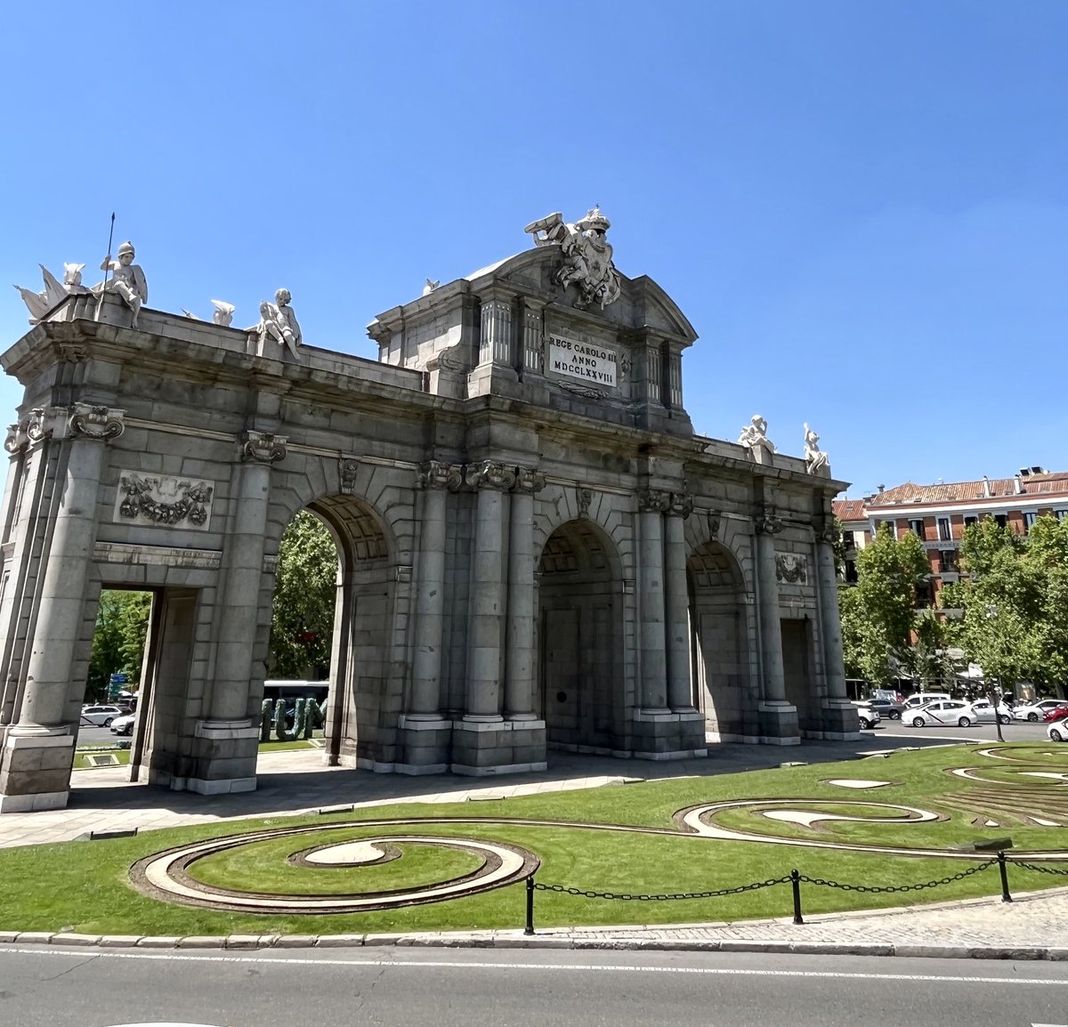 D_cDC's tweet photo. La miro de frente y me pierdo en sus ojos, sus arcos me vigilan, su sombra me acompaña. No intento esconderme, nadie la engaña, toda la vida pasa por su mirada.
Miralá, míralá, miralá, míralá
La puerta de alcalá…🎶 https://t.co/nVAnNiVg2o