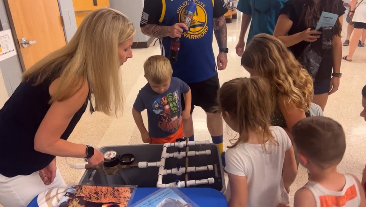 WHUD_H20's tweet photo. Nothing beats talking about the 3Ps with elementary students.😂Had a blast at @bluedevilstoo first STEM Night. @sumnerstem 

#waterislife #STEMeducation https://t.co/uSva2tB9Ev